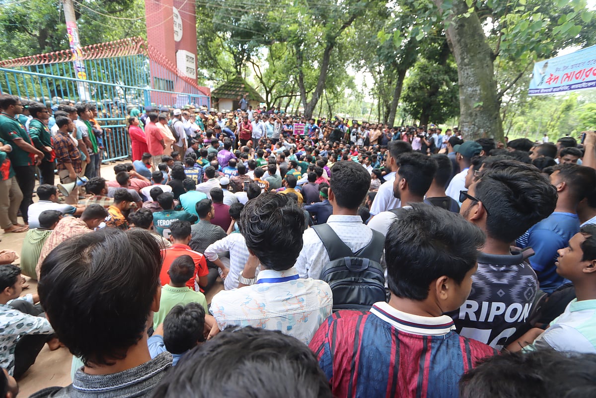 রংপুরে কারমাইকেল কলেজে বিভিন্ন দাবিতে চলমান আন্দোলনের চতুর্থ দিনে উপস্থিত হয়ে শিক্ষার্থীদের দাবি মানার আশ্বাস দেয় প্রশাসন। আজ দুপুরের দিকে কারমাইকেল কলেজের প্রধান ফটকের সামনে