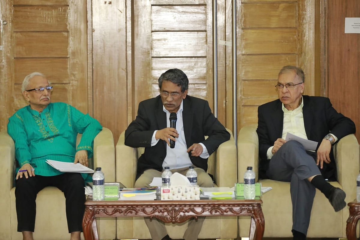 জাতীয় ঐকমত্য কমিশনের সহসভাপতি অধ্যাপক আলী রীয়াজ (মাঝে)। রাজনৈতিক দলগুলোর সঙ্গে আজ বুধবার জাতীয় ঐকমত্য কমিশনের দ্বিতীয় পর্যায়ের বৈঠকের ষষ্ঠ দিনের আলোচনায়