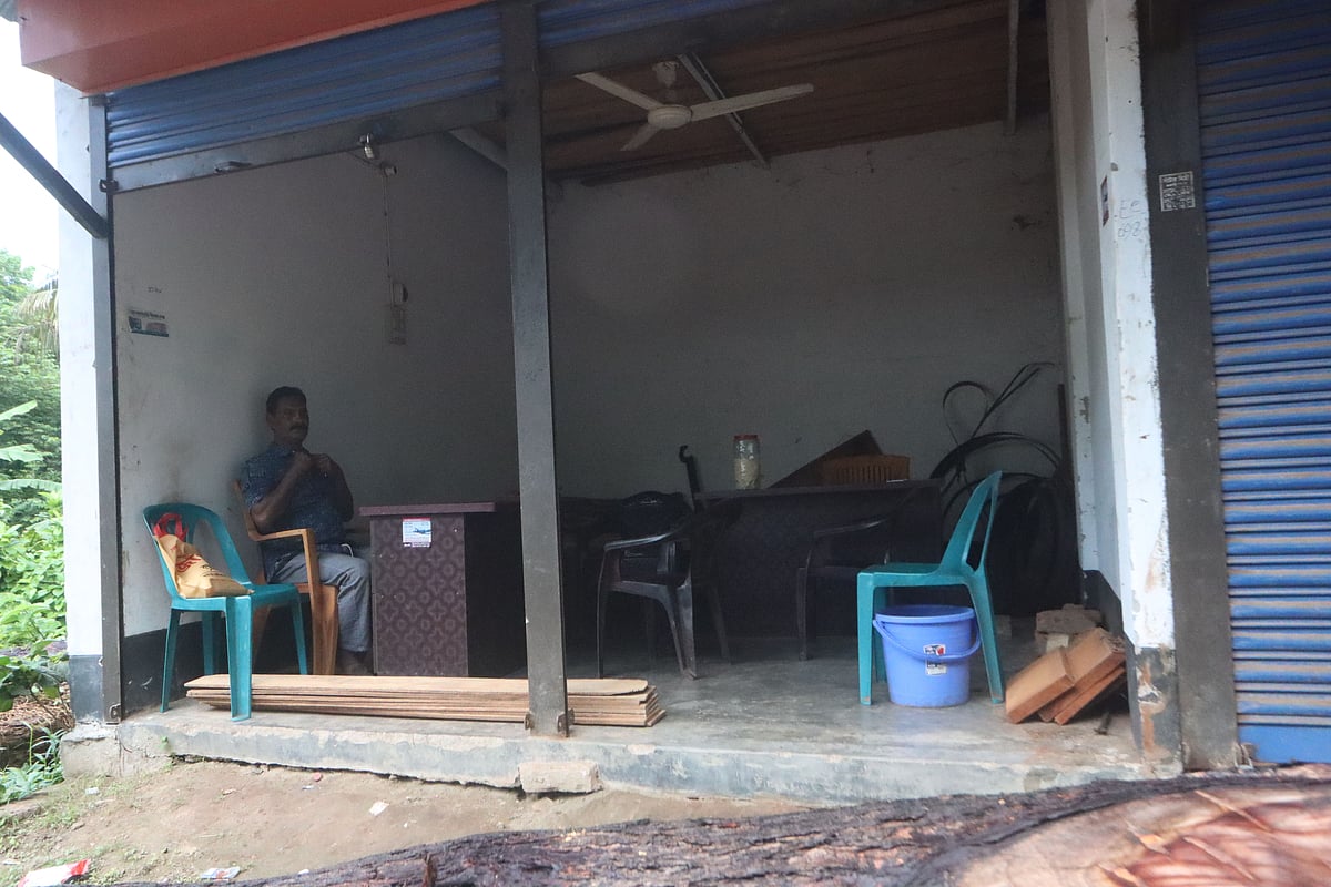 ফরিদপুরের বোয়ালমারী উপজেলার তালতলা এলাকায় কাঠের মার্কেটে ‘বাংলাদেশ মুক্তি ঐক্যদল’ এর অস্থায়ী কার্যালয়। গতকাল মঙ্গলবার তোলা