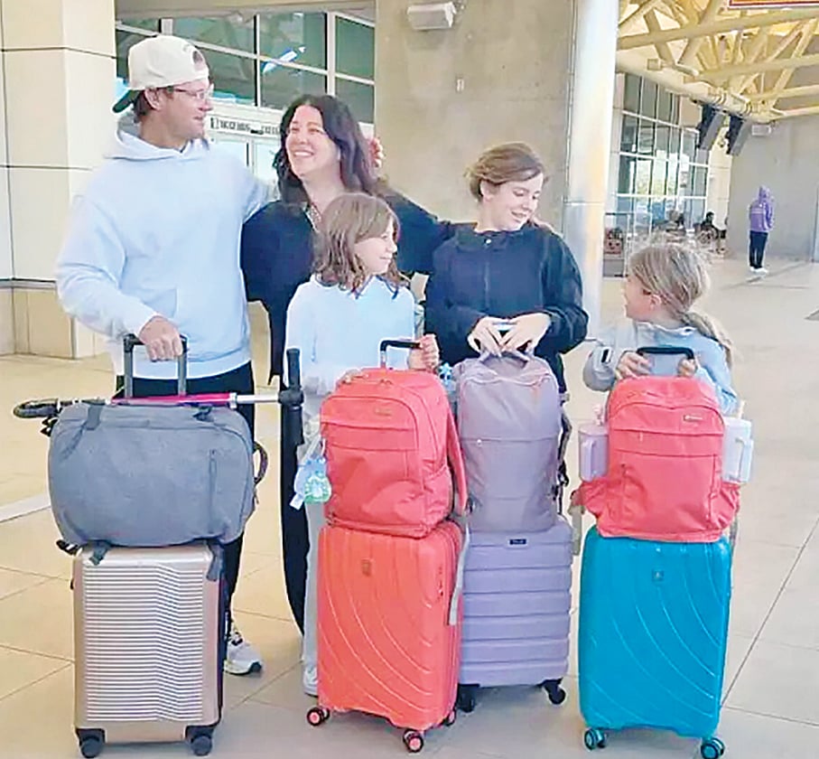 তিন মেয়ের সঙ্গে ডায়ানা ও স্কট ব্লিঙ্ক দম্পতি