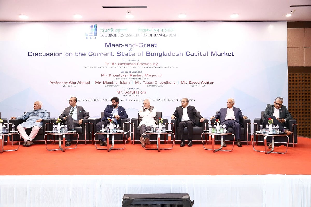 শেয়ারবাজার নিয়ে ডিবিএ আয়োজিত আলোচনা অনুষ্ঠানে উপস্থিত অতিথিরা