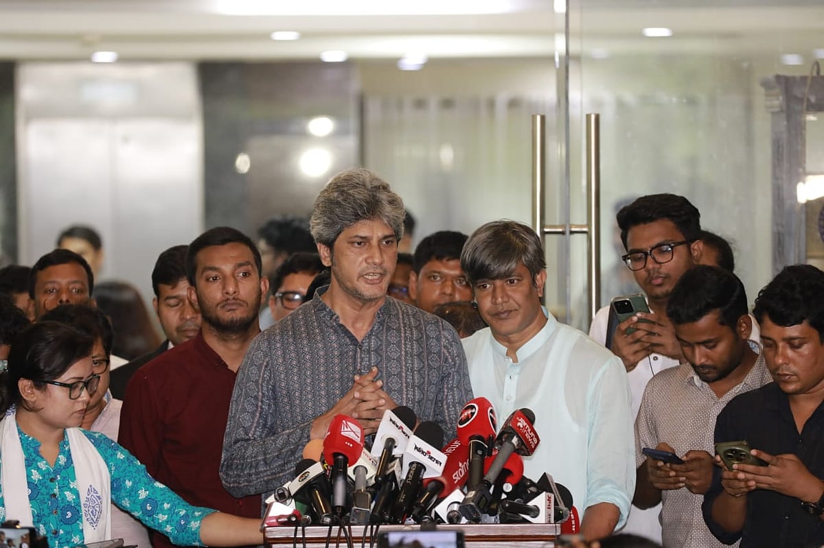 জাতীয় ঐকমত্য কমিশনের সঙ্গে বৈঠকের বিরতিতে গণমাধ্যমের সঙ্গে কথা বলেন গণসংহতি আন্দোলনের প্রধান সমন্বয়কারী জোনায়েদ সাকি