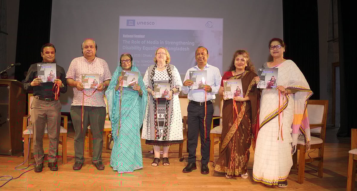 অনুষ্ঠানে ইউনেসকোর তৈরি ‘গণমাধ্যমে প্রতিবন্ধী সমতা’ শীর্ষক ব্যবহারিক নির্দেশিকার মোড়ক উন্মোচন করেন অতিথিরা