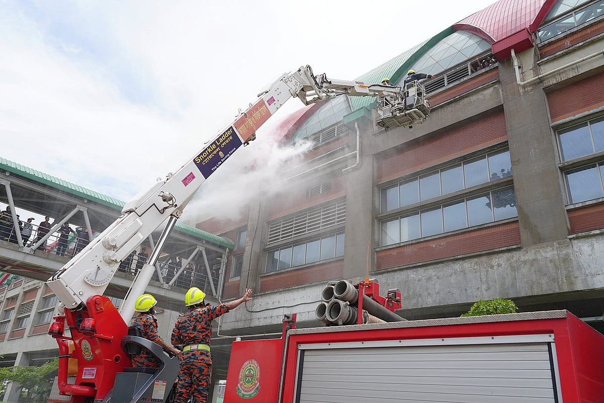 মেট্রোরেলের উত্তরা সেন্টার ও বিজয় সরণি স্টেশনে বুধবার অগ্নিনির্বাপণ মহড়া চালিয়েছেন ফায়ার সার্ভিসের কর্মীরা