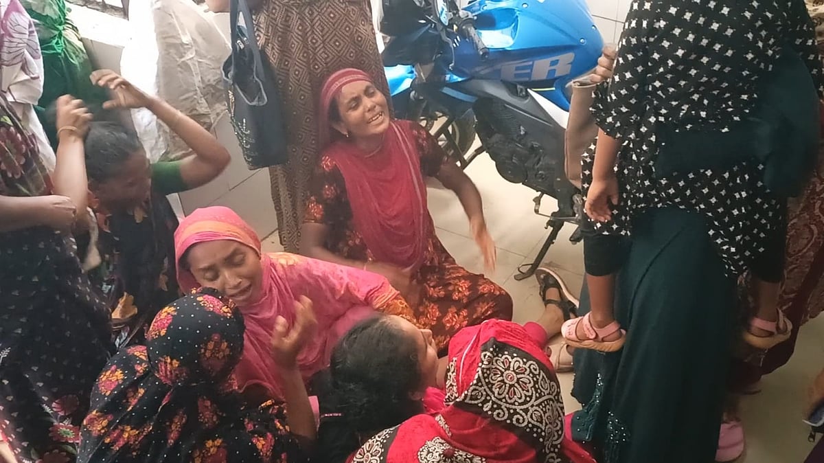 বিদ্যুৎস্পৃষ্ট হয়ে মা ও মেয়ের মৃত্যুর খবরে স্বজনদের আহাজারি। আজ বুধবার মাগুরা ২৫০ শয্যাবিশিষ্ট হাসপাতালে