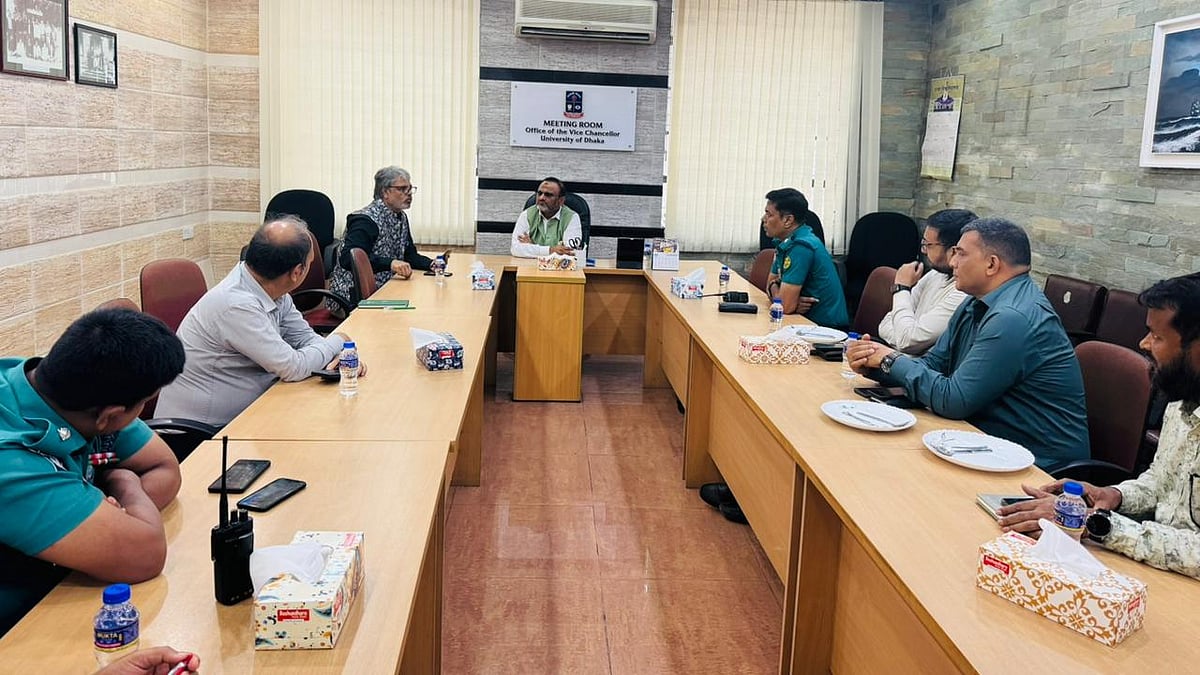 ঢাকা বিশ্ববিদ্যালয়ের উপাচার্য অধ্যাপক নিয়াজ আহমদ খানের সভাপতিত্বে এক বৈঠকে এ সিদ্ধান্ত হয়। ঢাকা, ২৫ জুন