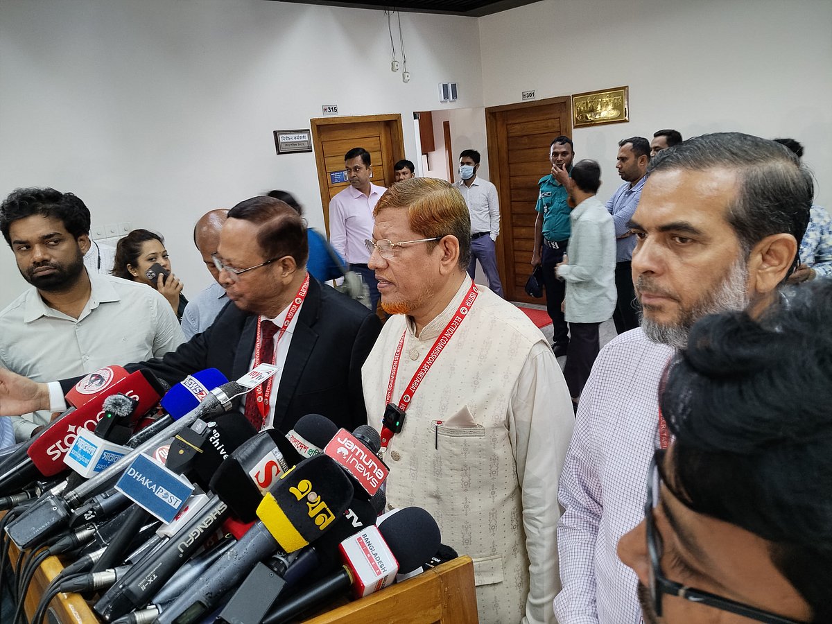 জামায়াতে ইসলামীর একটি প্রতিনিধিদল আজ বুধবার দুপুরে প্রধান নির্বাচন কমিশনার (সিইসি) এ এম এম নাসির উদ্দীনের সঙ্গে সাক্ষাৎ শেষে ব্রিফিং করে