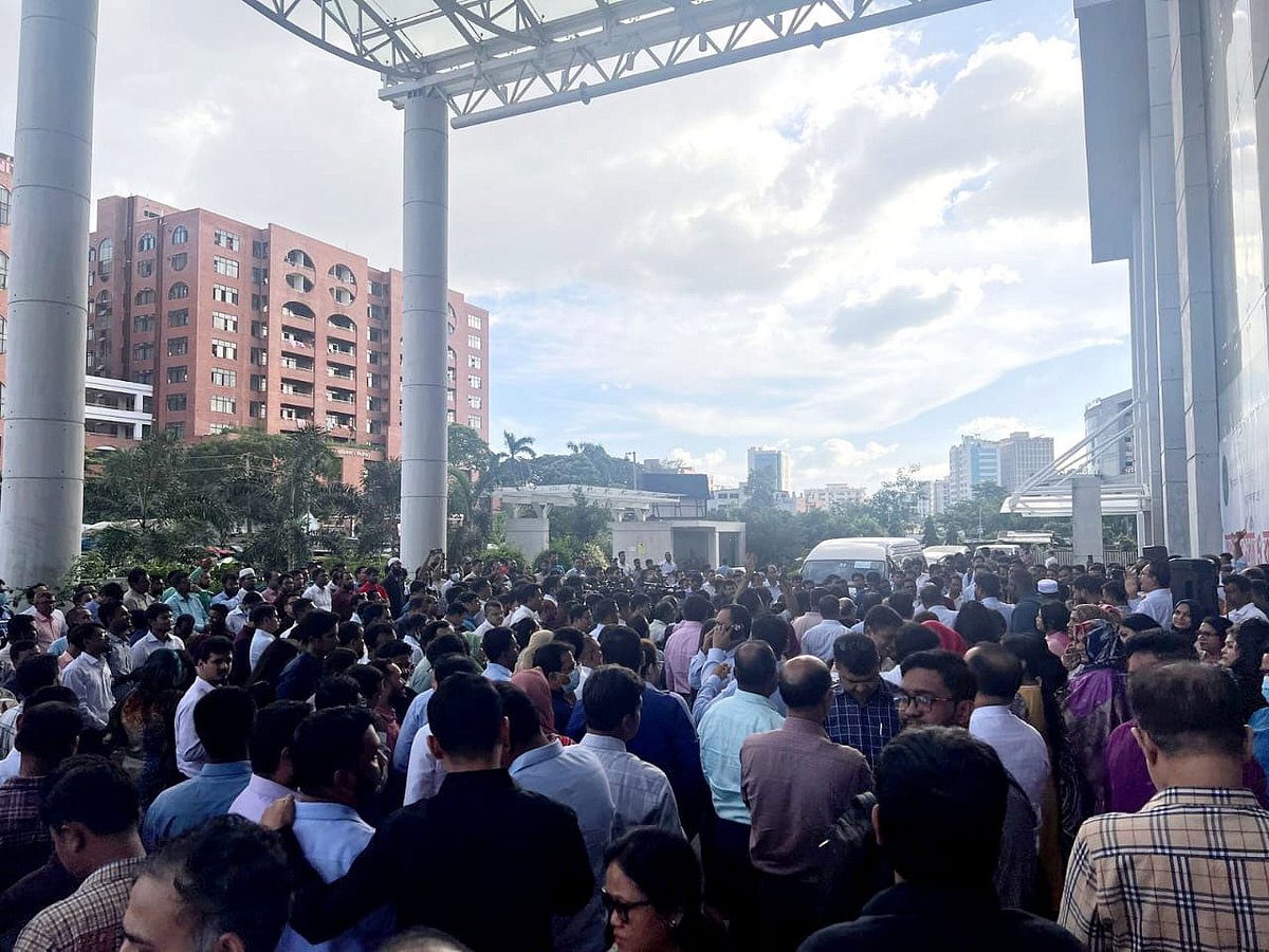 আজ সকাল থেকে আগারগাঁও এনবিআর ভবনের সামনে কর্মকর্তা-কর্মচারীরা অবস্থান নেন