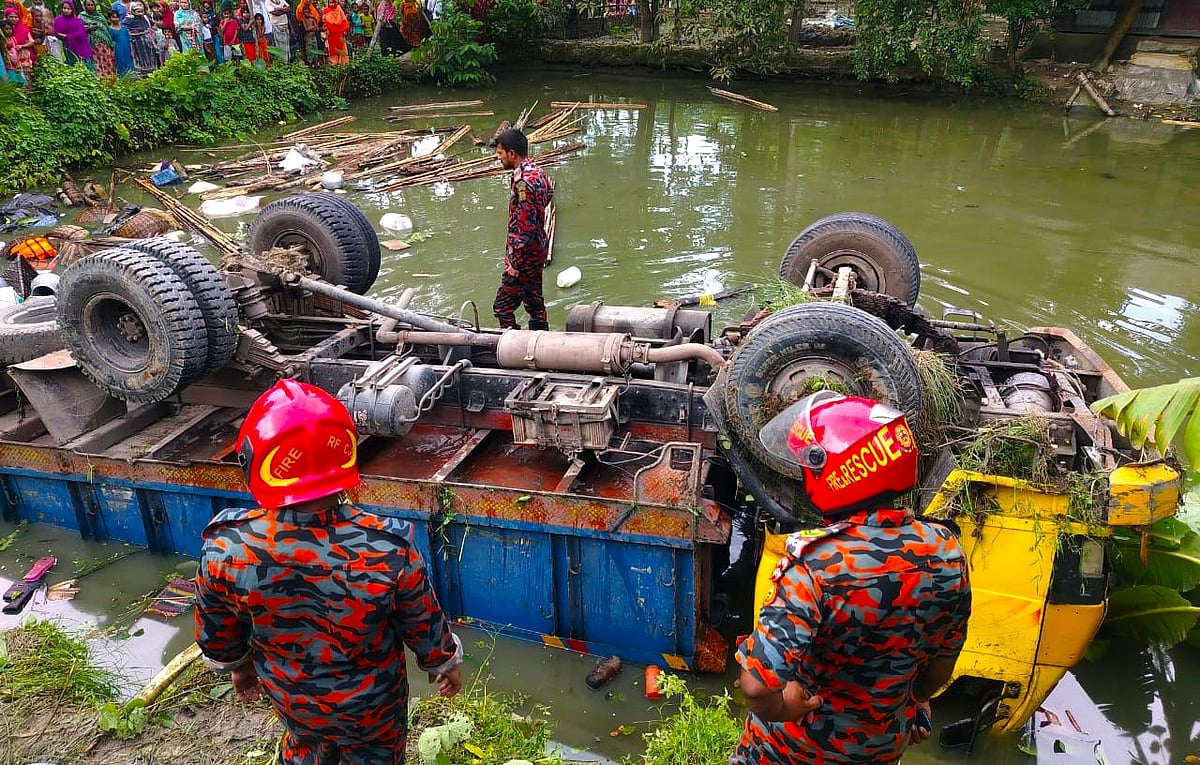 ট্রাক উল্টে পুকুরে পড়ার পর উদ্ধারকাজে অংশ নেন ফায়ার সার্ভিস, পুলিশ ও সেনা সদস্যরা। আজ বৃহস্পতিবার বিকেলে ঢাকা-বরিশাল মহাসড়কের উজিরপুরে