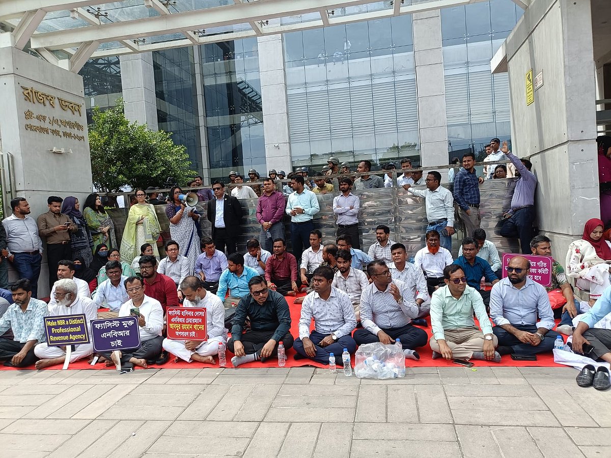 অবস্থান কর্মসূচি পালন করছেন এনবিআরের কর্মকর্তা–কার্মচারীরা।
