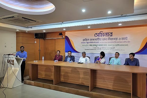 ইকোনমিক রিপোর্টার্স ফোরাম (ইআরএফ) ও ইয়ুথ পলিসি নেটওয়ার্ক আয়োজিত 'প্রান্তিক জনগোষ্ঠীর খাদ্য নিরাপত্তা ও ভ্যাট' শীর্ষক সেমিনারে আগত অতিথিরা। গতকাল রাজধানীর পল্টনে ইআরএফের মিলনায়তনে