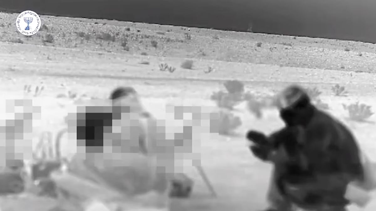 কীভাবে ইরানের ভেতর ঢুকে হামলা চালানো হয়েছে তার একটি ভিডিও ১৩ জুন প্রকাশ করেছে ইসরায়েলের গোয়েন্দা সংস্থা মোসাদ। ছবিটি ভিডিও ফুটেজ থেকে নেওয়া। ছবিতে ইরানে নিজেদের দুই গুপ্তচর দেখা যাচ্ছে বলে দাবি করেছে মোসাদ