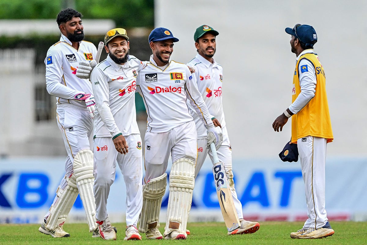 দিনের খেলা শেষে নিশাঙ্কার সঙ্গে কিছু একটা নিয়ে মজা করতে করতে মাঠ ছাড়লেন মুশফিকুর রহিম।