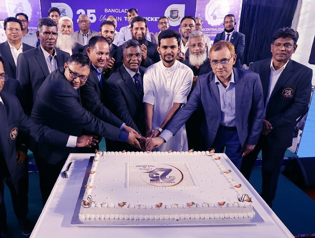 টেস্ট মর্যাদা পাওয়ার ২৫ বছর পূর্তি অনুষ্ঠানে কেক কাটছেন ক্রীড়া উপদেষ্টা আসিফ মাহমুদ সজীব ভুঁইয়া