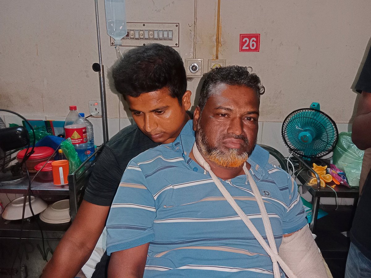 যশোরের চৌগাছায় হামলায় আহত ভারপ্রাপ্ত ইউপি চেয়ারম্যান জিয়াউর রহমানকে হাসপাতালে ভর্তি করা হয়েছে। গতকাল বুধবার বিকেলে যশোর জেনারেল হাসপাতালে