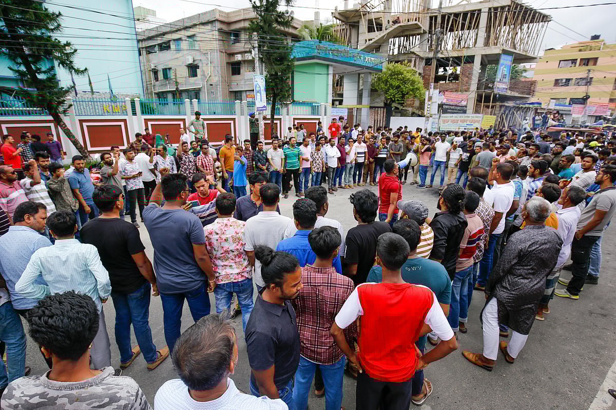 খুলনা মহানগর পুলিশ কমিশনারের পদত্যাগের দাবিতে বিক্ষোভ। আজ বিকলে নগরের গ্যালাক্সো মোড়ে