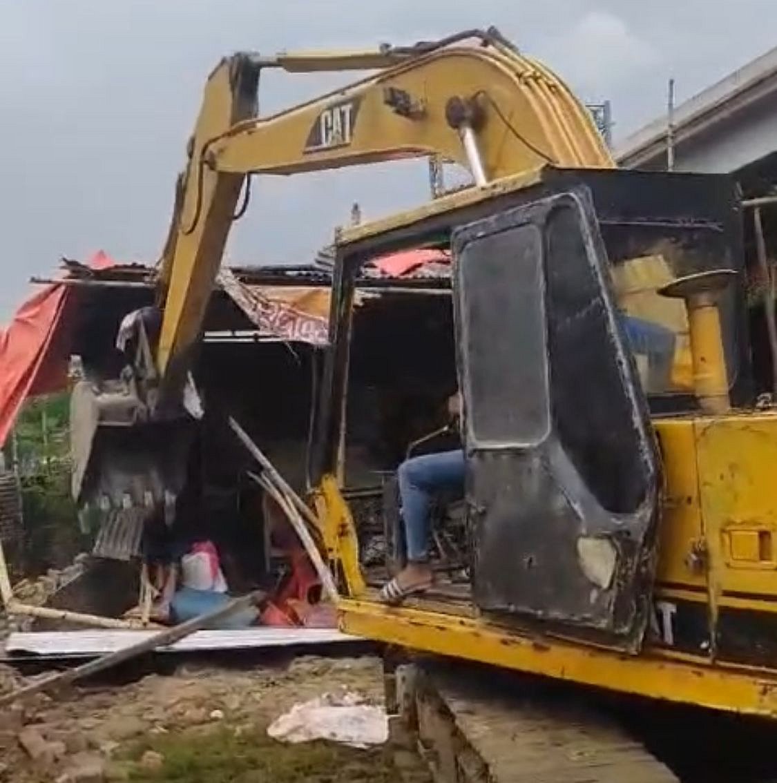 বৃহস্পতিবার উচ্ছেদ অভিযান চালিয়ে রেলওয়ের পাঁচ একর জমি দখলমুক্ত করা হয়েছে