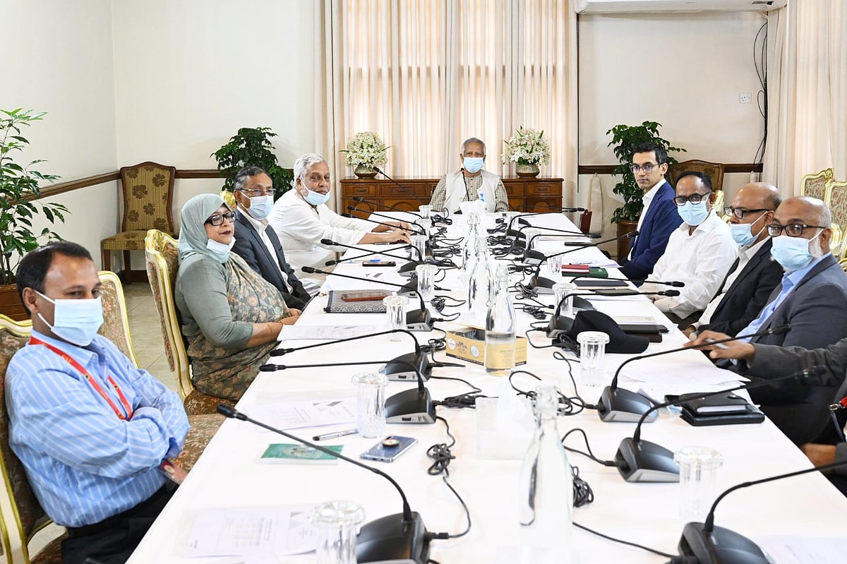 ‘জাতীয় রুফটপ সোলার কর্মসূচি’ শীর্ষক বৈঠকে উপস্থিত প্রধান উপদেষ্টা অধ্যাপক মুহাম্মদ ইউনূস। আজ বৃহস্পতিবার রাষ্ট্রীয় অতিথি ভবন যমুনায়