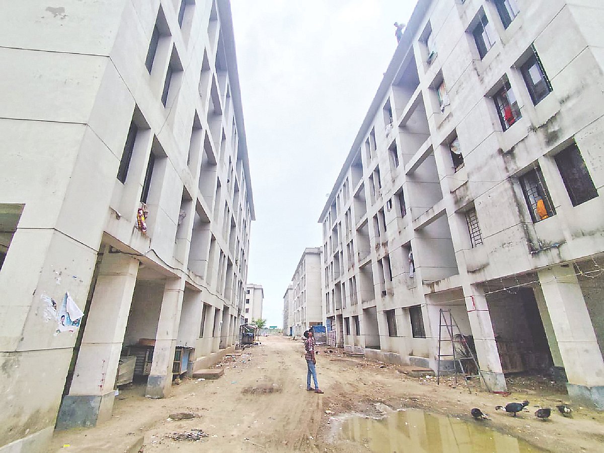 কক্সবাজারে বাঁকখালী নদীর পাড়ে জলবায়ু উদ্বাস্তুদের জন্য নির্মিত খুরুশকুল বিশেষ আশ্রয়ণ প্রকল্পে ২৫৩ একর জায়গাজুড়ে নির্মাণ করা হয়েছে পাঁচতলাবিশিষ্ট ১৩৭টি ভবন