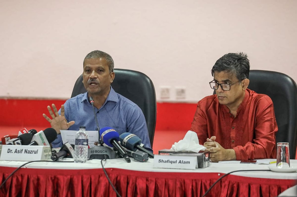 ‘গণমাধ্যমের স্বাধীনতা: সাংবাদিকদের সুরক্ষা ও অভিযোগ নিষ্পত্তির আইনি কাঠামোর পর্যালোচনা’ শীর্ষক এই আলোচনা সভায় বক্তব্য দেন আইন উপদেষ্টা অধ্যাপক আসিফ নজরুল