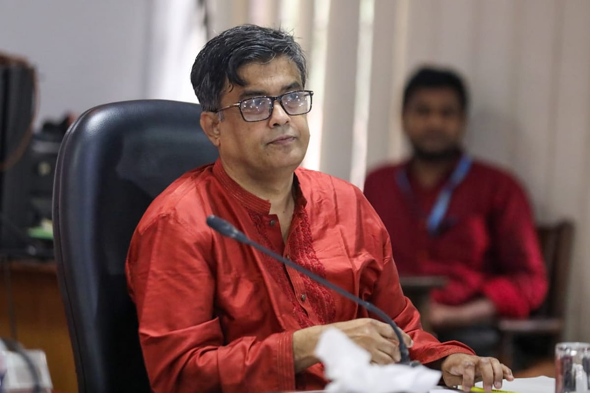 আজ বৃহস্পতিবার দুপুরে রাজধানীর সিরডাপ মিলনায়তনে এক আলোচনা সভায় বক্তব্য দেন প্রধান উপদেষ্টার প্রেস সচিব শফিকুল আলম