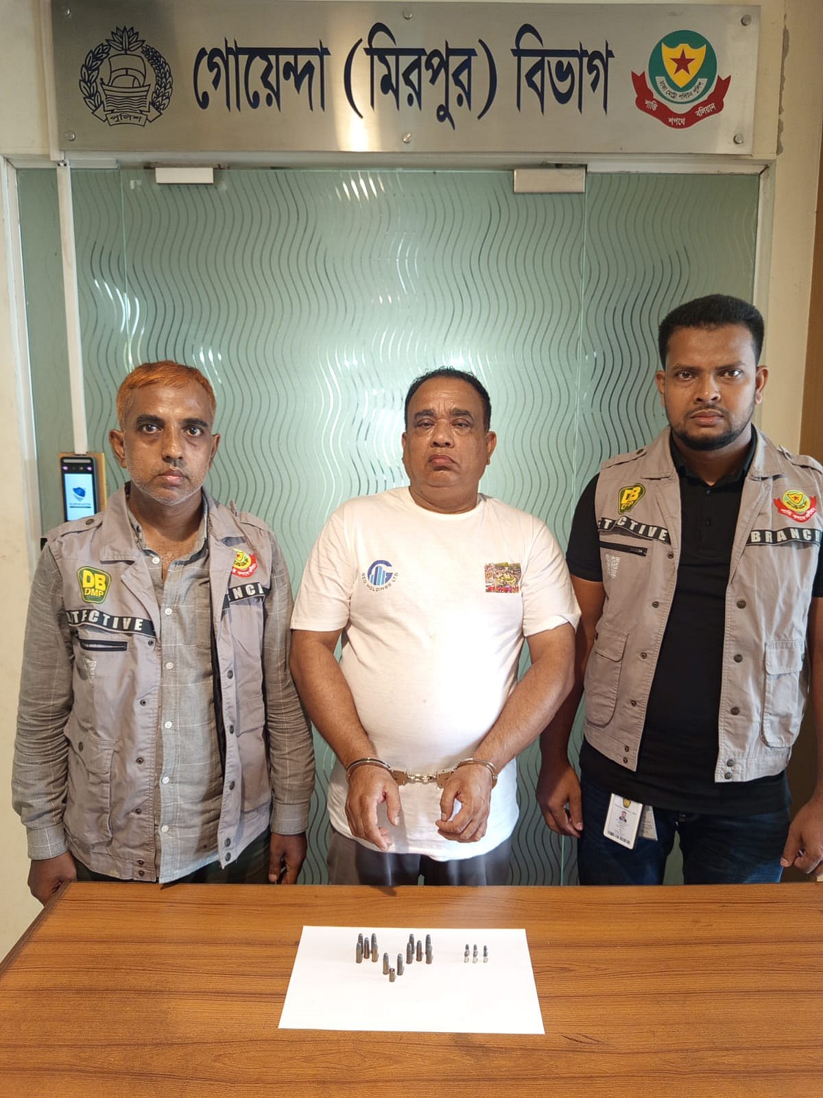 গুলি ও গাড়িসহ গ্রেপ্তার ফারুক আহম্মেদ খান (৬৩)