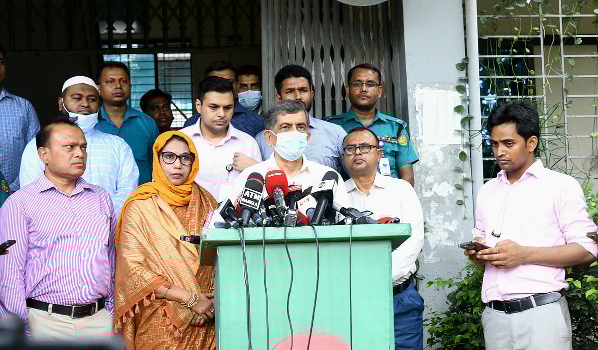 রাজধানীর ভাষানটেক সরকারি কলেজ কেন্দ্র পরিদর্শন শেষে সাংবাদিকদের ব্রিফিংকালে শিক্ষা উপদেষ্টা সি আর আবরার গণমাধ্যমের সঙ্গে কথা বলেন