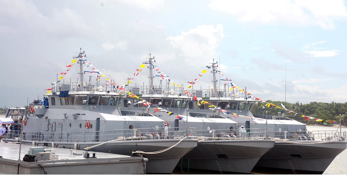 দেশীয় প্রযুক্তিতে নির্মিত তিনটি ডাইভিং বোট পানকৌড়ি, গাংচিল ও মাছরাঙ্গা। আজ বৃহস্পতিবার সকালে খুলনা নেভাল বার্থে