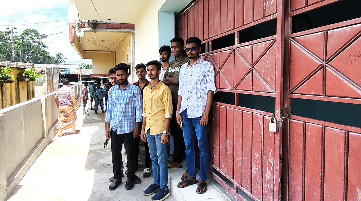 চলতি বছরের এইচএসসি পরীক্ষায় অংশ না নিতে পেরে জামালপুরের প্রশান্তি আইডিয়াল স্কুল অ্যান্ড কলেজের তালাবব্ধ ফটকের সামনে অবস্থান নেন ভুক্তভোগী ১৭ শিক্ষার্থী। আজ দুপুরে শহরের দরিপাড়া এলাকায়