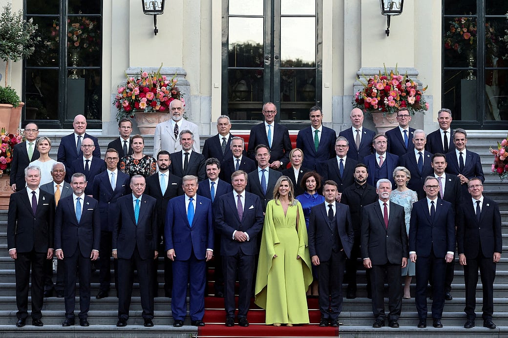 ন্যাটো সম্মেলনে মার্কিন প্রেসিডেন্ট ডোনাল্ড ট্রাম্প (প্রথম সারিতে মাঝে) ও বিশ্বনেতারা। গতকাল নেদারল্যান্ডসের দ্য হেগে