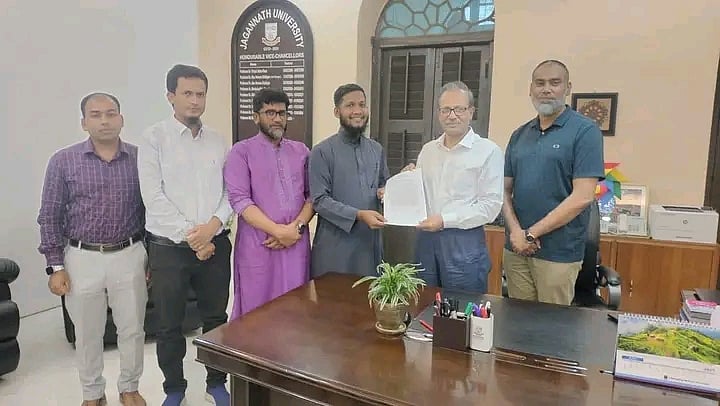 আস-সুন্নাহ ফাউন্ডেশন পরিচালিত মেধাবী প্রকল্পের সমন্বয়ক (কো-অর্ডিনেটর) মামুনুর রশিদ উপাচার্য অধ্যাপক রেজাউল করিমের কাছে মনোনীত শিক্ষার্থীদের তালিকা হস্তান্তর করেন