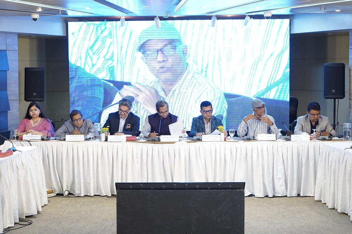 বেসরকারি গবেষণা সংস্থা সেন্টার ফর পলিসি ডায়ালগ (সিপিডি) আয়োজিত সেমিনারে অতিথিরা