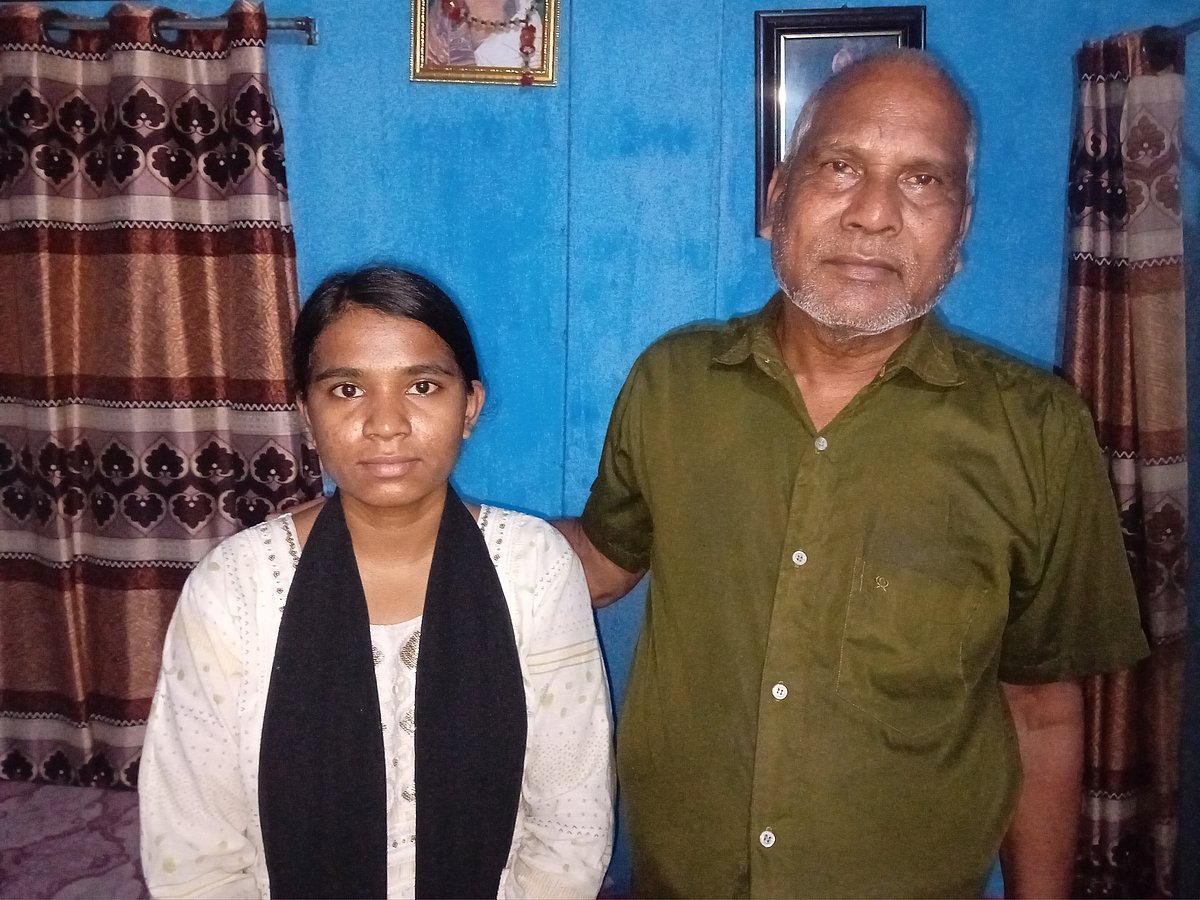 বাবার সঙ্গে ইতি গৌড়। গত মঙ্গলবার তোলা