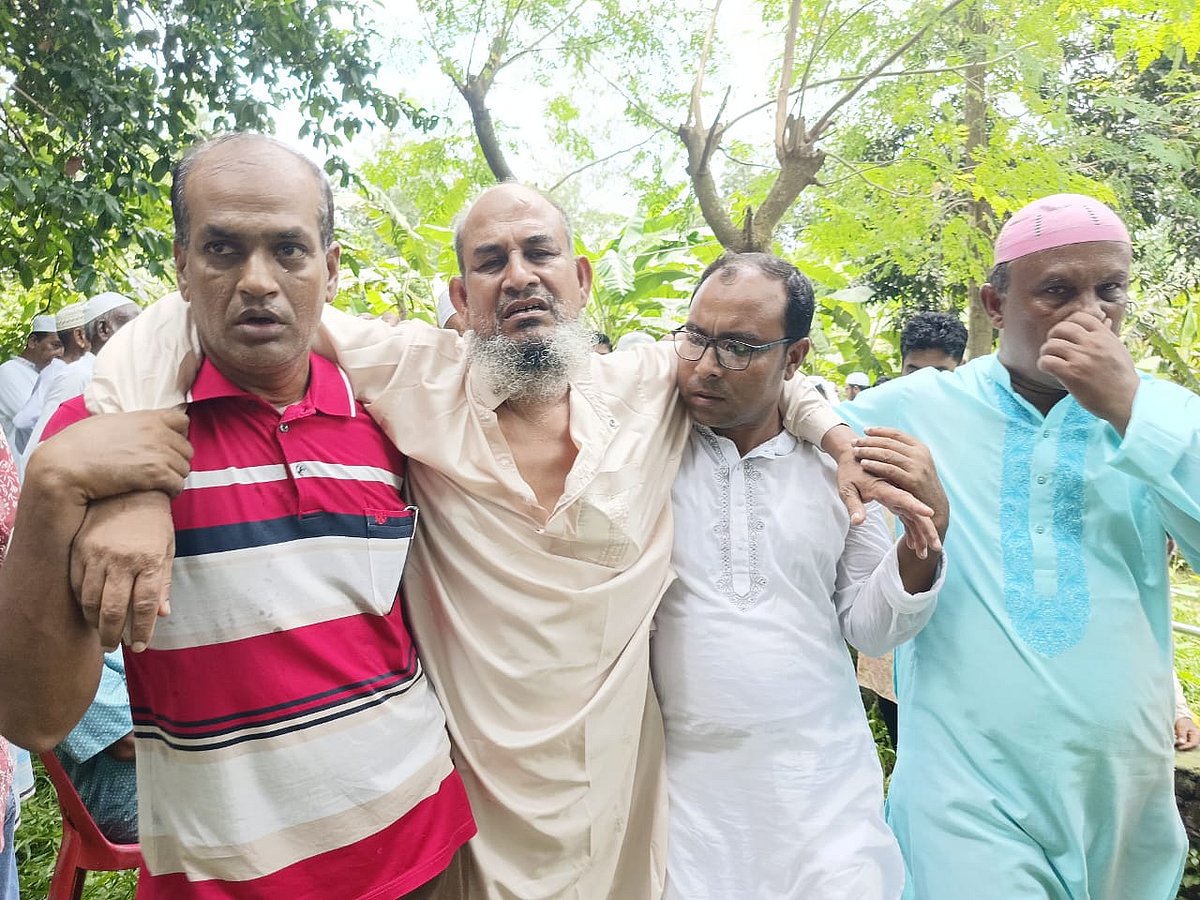 পদ্মা নদীতে ডুবে মারা যাওয়া ছেলের দাফন শেষে বাবার আহাজারি। আজ বৃহস্পতিবার দুপুর ১২টার দিকে গাজীপুরের কালিয়াকৈর উপজেলার মেদীআশুলাই গ্রামে