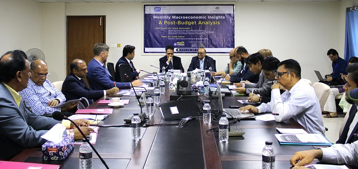 অর্থনীতির হালনাগাদ পরিস্থিতি নিয়ে গবেষণা সংস্থা পিআরআই আয়োজিত আলোচনা সভায় আলোচক ও অতিথিরা। আজ বৃহস্পতিবার রাজধানীর বনানীতে সংস্থাটির কার্যালয়ে