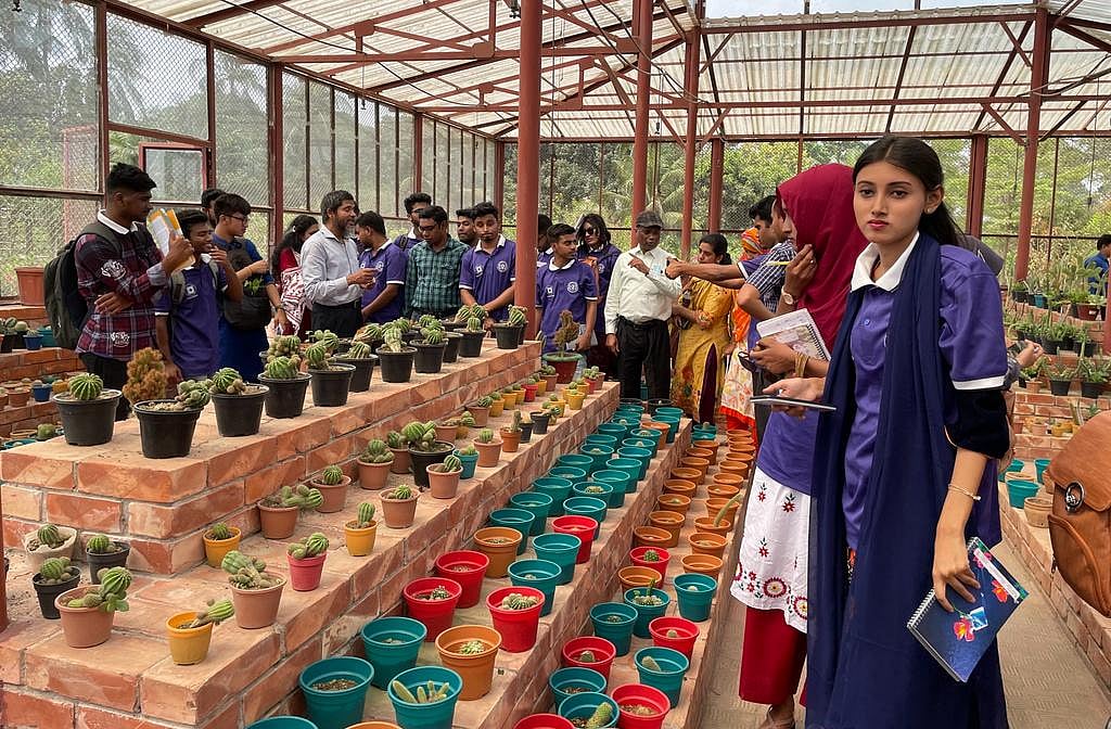 বরেন্দ্র ইনস্টিটিউট অব বায়োসায়েন্সেসে শিক্ষার্থীরা