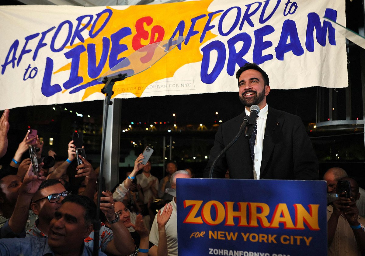 সমর্থকদের উদ্দেশে কথা বলছেন জোহরান মামদানি। গতকাল নিউইয়র্ক শহরে