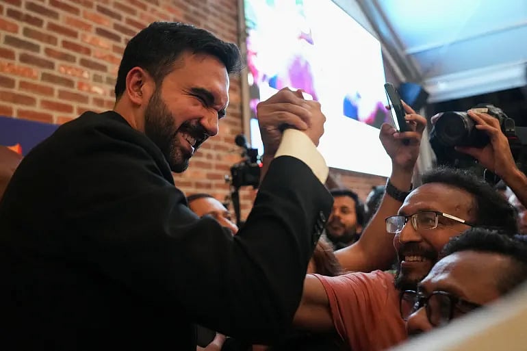 ডেমোক্র্যাট প্রাইমারি নির্বাচনে জয়ের খবরে সমর্থকদের সঙ্গে উল্লাস করছেন জোহরান মামদানি। ২৫ জুন ২০২৫