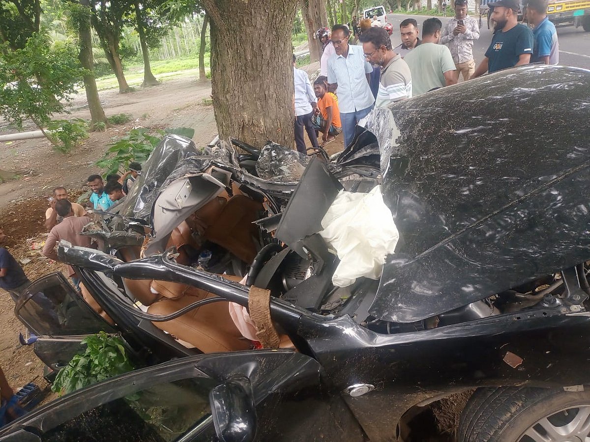 দুর্ঘটনাকবলিত প্রাইভেট কার। আজ সকালে যশোর সদর উপজেলার নতুনহাট এলাকায়