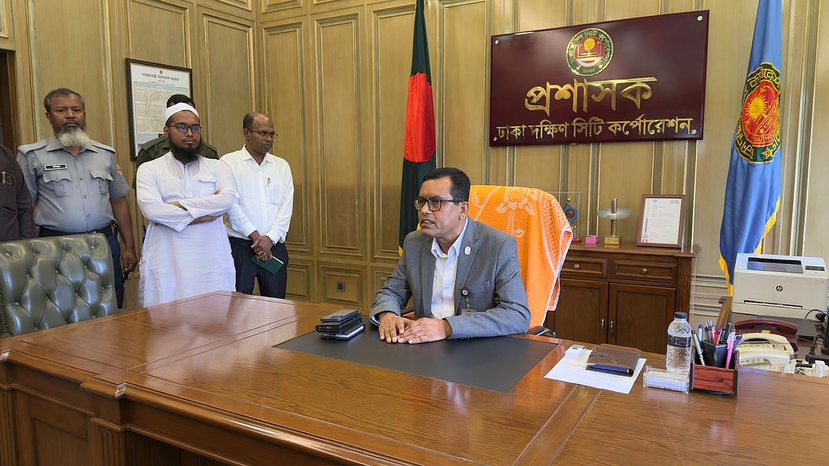 ঢাকা দক্ষিণ সিটি করপোরেশনের প্রধান কার্যালয় নগর ভবনে সংস্থাটির প্রশাসক মো. শাহজাহান মিয়া। আজ বৃহস্পতিবার দুপুরের দিকে