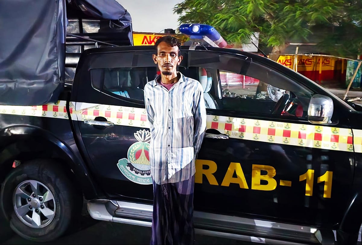 র্যাবের হাতে গ্রেপ্তার রাসেল মিয়া