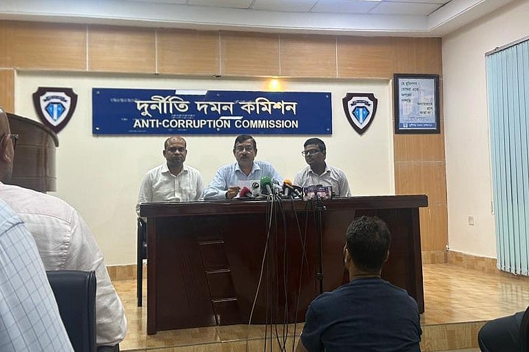 দুদকের মহাপরিচালক (ডিজি) আক্তার হোসেন আজ বৃহস্পতিবার দুপুরে দুদক কার্যালয়ে সমসাময়িক বিভিন্ন বিষয় নিয়ে সাংবাদিকদের ব্রিফ করেন