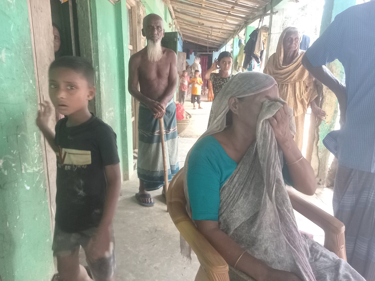 সুনামগঞ্জে গোলাগুলিতে নিহত রাজমিস্ত্রি আবু সাঈদের মায়ের আহাজারি। মঙ্গলবার বিকেলে দিরাই উপজেলার তারাপাশা গ্রামে