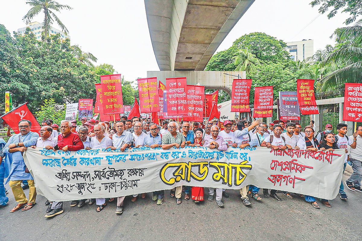 চার প্রধান দাবিতে রাজধানীতে সমাবেশ শেষে ঢাকা-চট্টগ্রাম রোডমার্চ শুরু করেছে দেশের বামপন্থী দল ও সংগঠনগুলোর সমন্বয়ে গঠিত ‘সাম্রাজ্যবাদবিরোধী দেশপ্রেমিক জনগণ’। গতকাল সকালে জাতীয় প্রেসক্লাবের সামনে