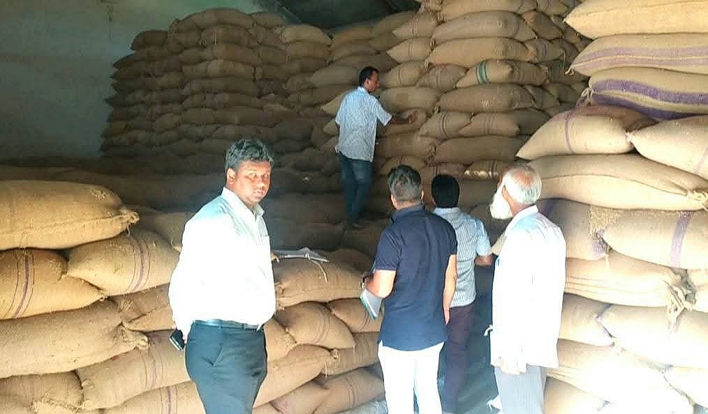 হাকিমপুরের হিলি স্থলবন্দরে অবৈধভাবে মেয়াদোত্তীর্ণ খাদ্যশস্য মজুদের অভিযোগে গুদামে উপজেলা প্রশাসন ও খাদ্য বিভাগের অভিযান। গত বুধবার তোলা