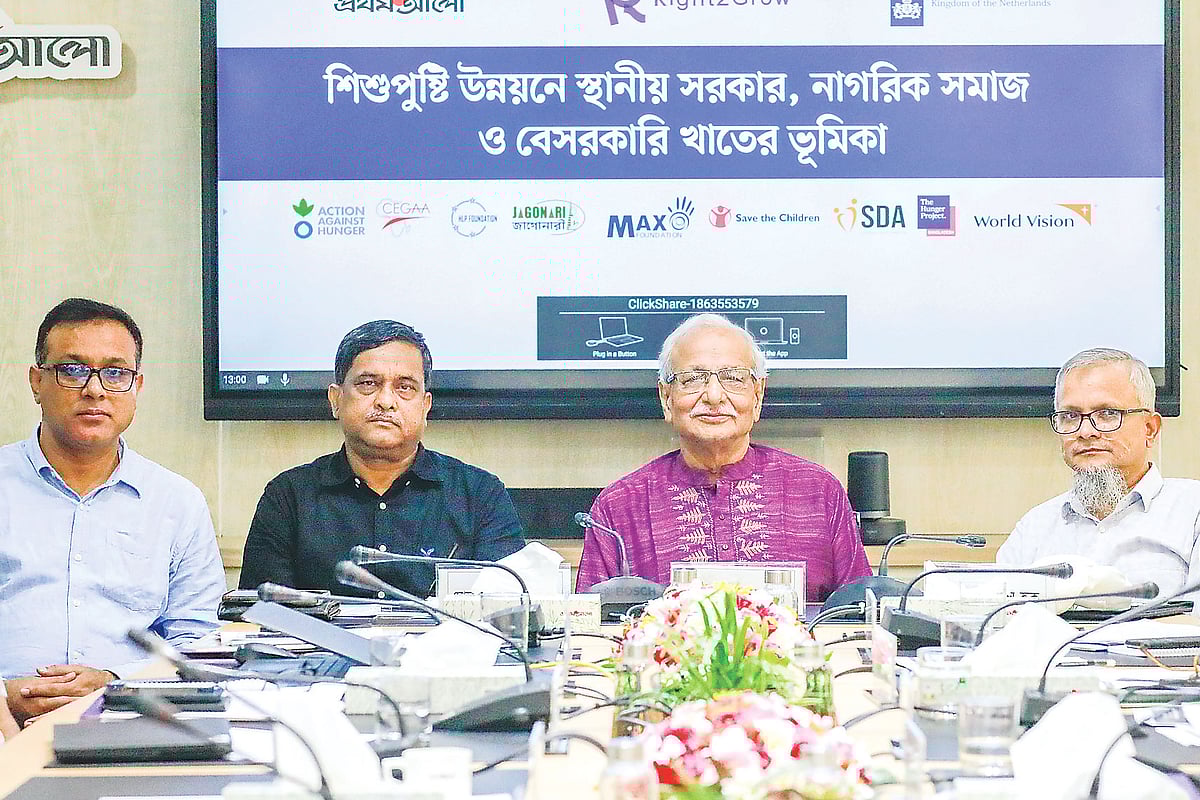 ‘শিশুপুষ্টি উন্নয়নে স্থানীয় সরকার, নাগরিক সমাজ ও বেসরকারি খাতের ভূমিকা’ শীর্ষক গোলটেবিল বৈঠকে (বাঁ থেকে) মোহাম্মদ ফজলে আজিম, মোহাম্মদ মাহবুবুর রহমান, বদিউল আলম মজুমদার ও মো. এনামুল হক। গতকাল রাজধানীর কারওয়ান বাজারে প্রথম আলো কার্যালয়ে