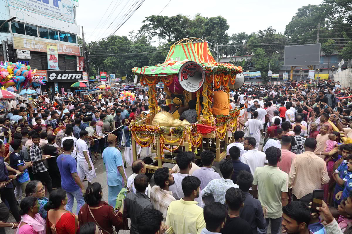 বগুড়ায় জগন্নাথদেবের রথযাত্রায় ভক্তরা। আজ শুক্রবার বিকেলে বগুড়া শহরের সাতমাথা এলাকায়