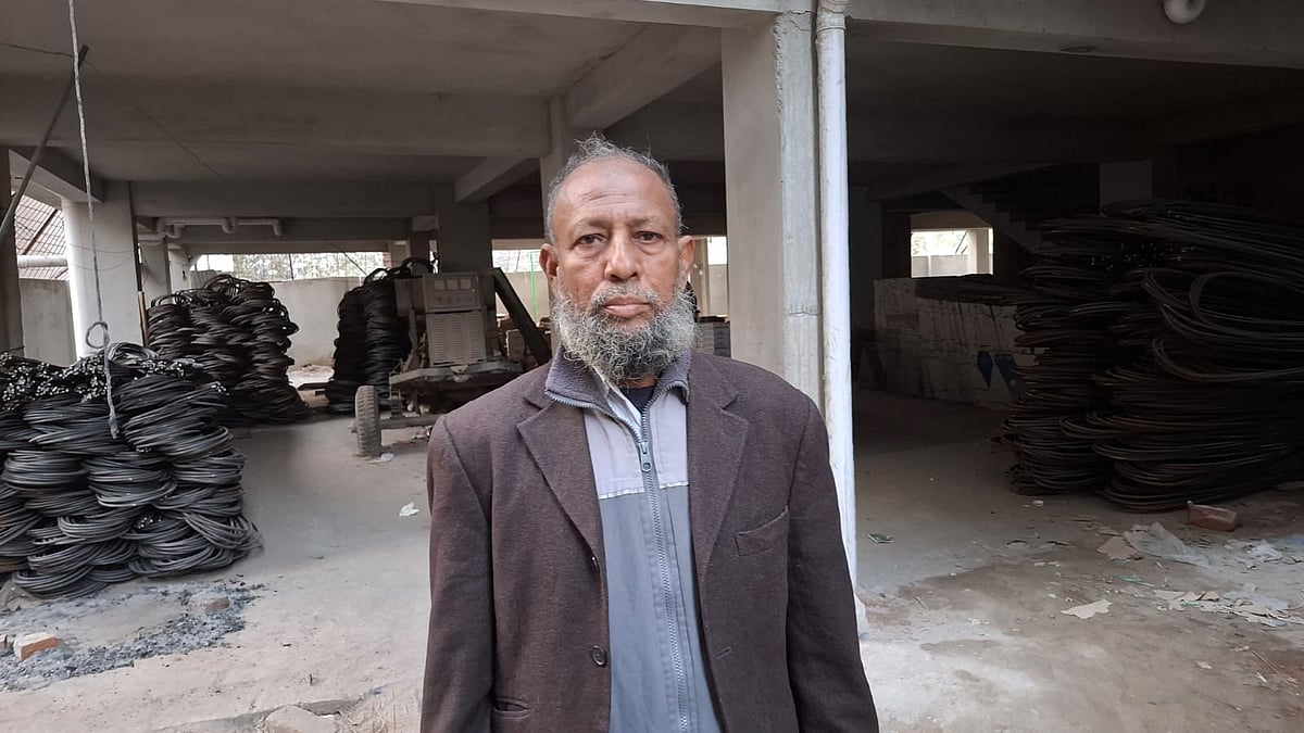 রাজশাহীতে এসে শৈশবের স্মৃতি খুঁজে ফিরছেন কবি বন্দে আলী মিয়ার ছেলে জাহিদুল ইসলাম। সম্প্রতি রাজশাহী নগরের কাজীহাটা এলাকায়