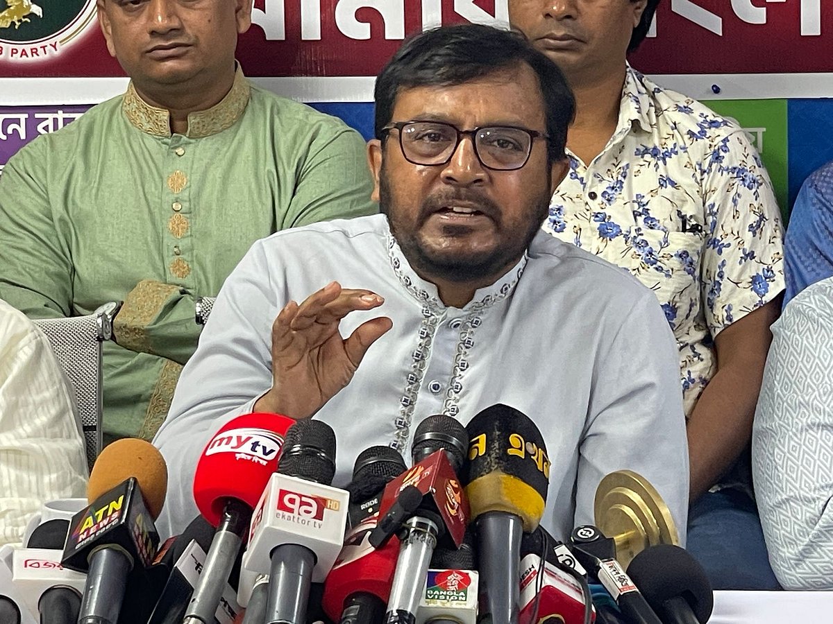 আমার বাংলাদেশ (এবি) পার্টির চেয়ারম্যান মজিবুর রহমান মঞ্জু সংবাদ সম্মেলনে বক্তব্য দিচ্ছেন