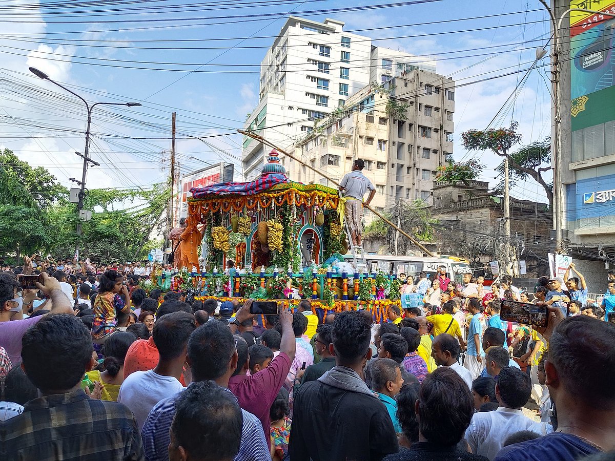 বর্ণাঢ্য শোভাযাত্রার মধ্য দিয়ে শুরু হয়েছে সনাতন ধর্মাবলম্বীদের অন্যতম ধর্মীয় অনুষ্ঠান শ্রীশ্রী জগন্নাথদেবের রথযাত্রা উৎসব। রাজধানীর ইত্তেফাক মোড়ে, ২৭ জুন, ২০২৫